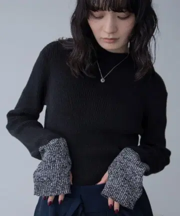 VACANCY 믹스 컬러 배색 하이넥 리브 니트 블랙 x 그레이