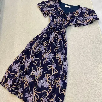 릴리 브라운 꽃무늬 리본 디자인 원피스