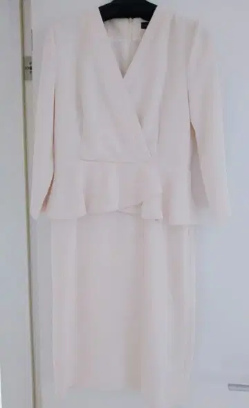 GLAmaster 크림 화이트 색상 페플럼 디자인 원피스