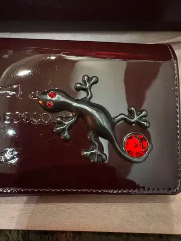 프루티 디 보스코 도마뱀 장식 와인 레드 장지갑