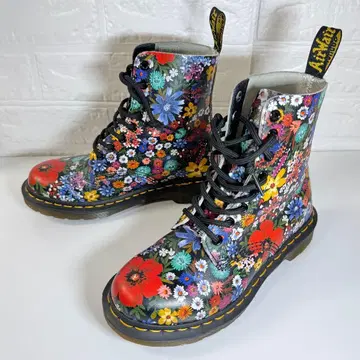 [ 새상품급 ] Dr. Martens 꽃무늬 부츠 8홀 파스칼 UK4