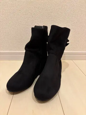 리본 포함 블랙 숏부츠