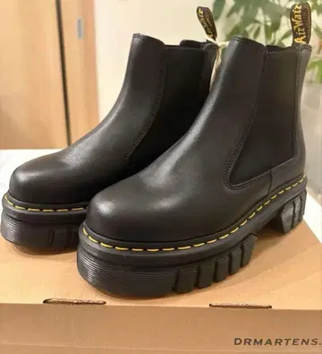 Dr.Martens(닥터마틴) AUDRICK 첼시 부츠