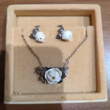 화이트 로즈 목걸이와 귀걸이 세트