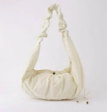 a2o 와이드 개더 숄더백 아이보리