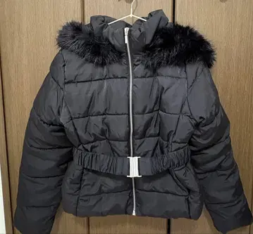 퍼 달린 블랙 다운 재킷