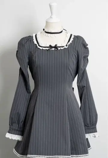 pium 초커 달린 코튼 프릴 긴팔 원피스