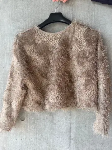 ZARA 베이지 퍼 긴팔 니트