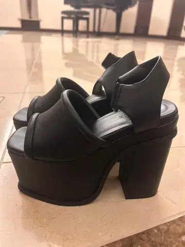 EMODA 통굽 힐 샌들