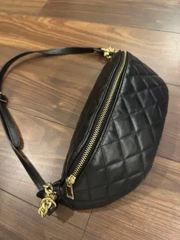 오우렌티 블랙 가죽 퀼팅 바디백