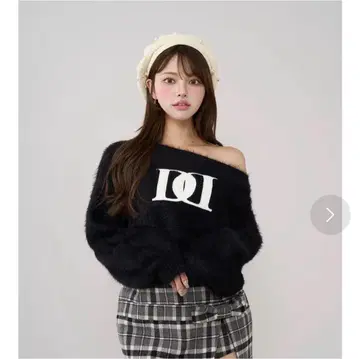 다리치 DD 로고 원숄더 니트탑