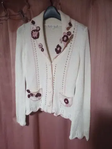 도쿄 스타일 꽃무늬 자수 크림색 가디건