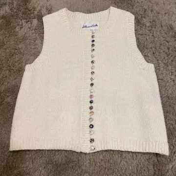 [미사용에 가까운 상품] estelle 니트 베스트 버튼 색상 다름