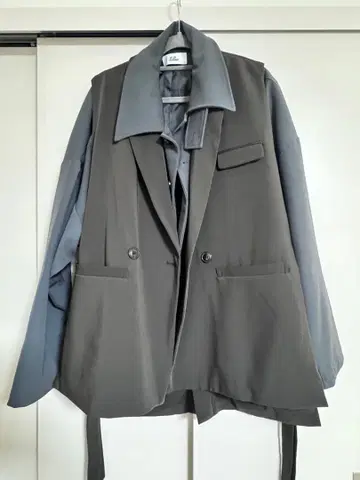 다크 그레이 베스트 자켓 콤비네이션