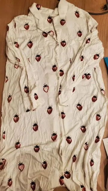 젤라또피케 딸기 무늬 원피스