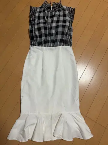 체크 무늬 프릴 타이트 드레스