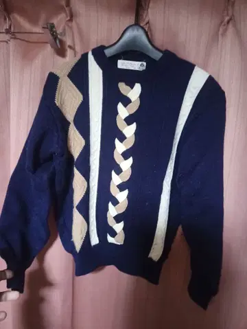 일품 자파나 네이비 3D 뜨개질 무늬 니트 스웨터 긴팔