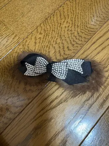 스톤 장식 리본형 헤어 클립