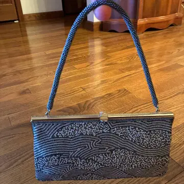 일본 의류용 클러치백 비즈 블랙과 화이트의 물결무늬