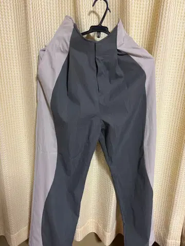 vacancy 웨이브 배색 슬랙스 그레이