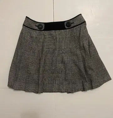 그레이 계열 체크 무늬 플리츠 스커트