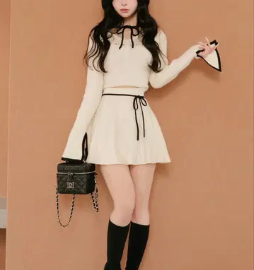 다리치 허리 오픈 리본 디자인 니트 미니 원피스