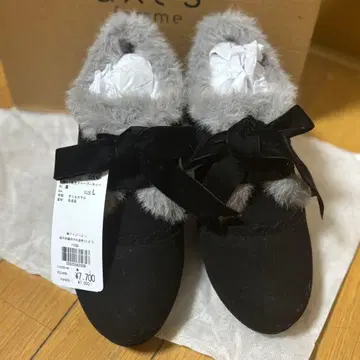 택 포함 새상품 미사용. 자수 배색 퍼 부티. 이번 시즌 모델입니다.