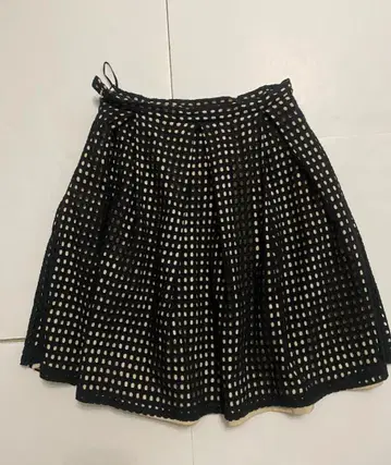 플레어 스커트 블랙과 베이지 체크 무늬