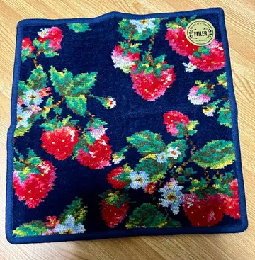 페이러 손수건 딸기 무늬 스트로베리 패턴 네이비 계열 미사용 새상품