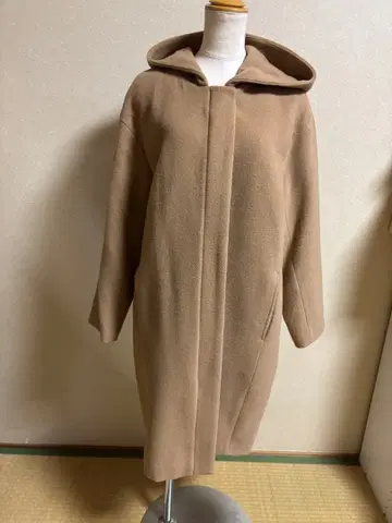 베이지 후드 부착 롱 코트