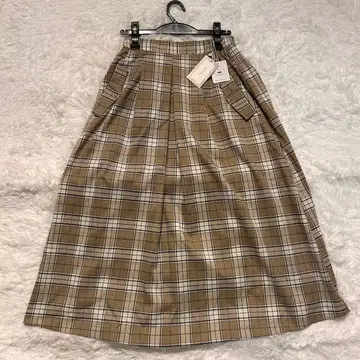 브라운 체크 무늬 플레어 스커트 사이드 포켓 포함 허리밴딩