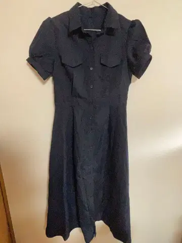 네이비 반팔 무릎 기장 원피스