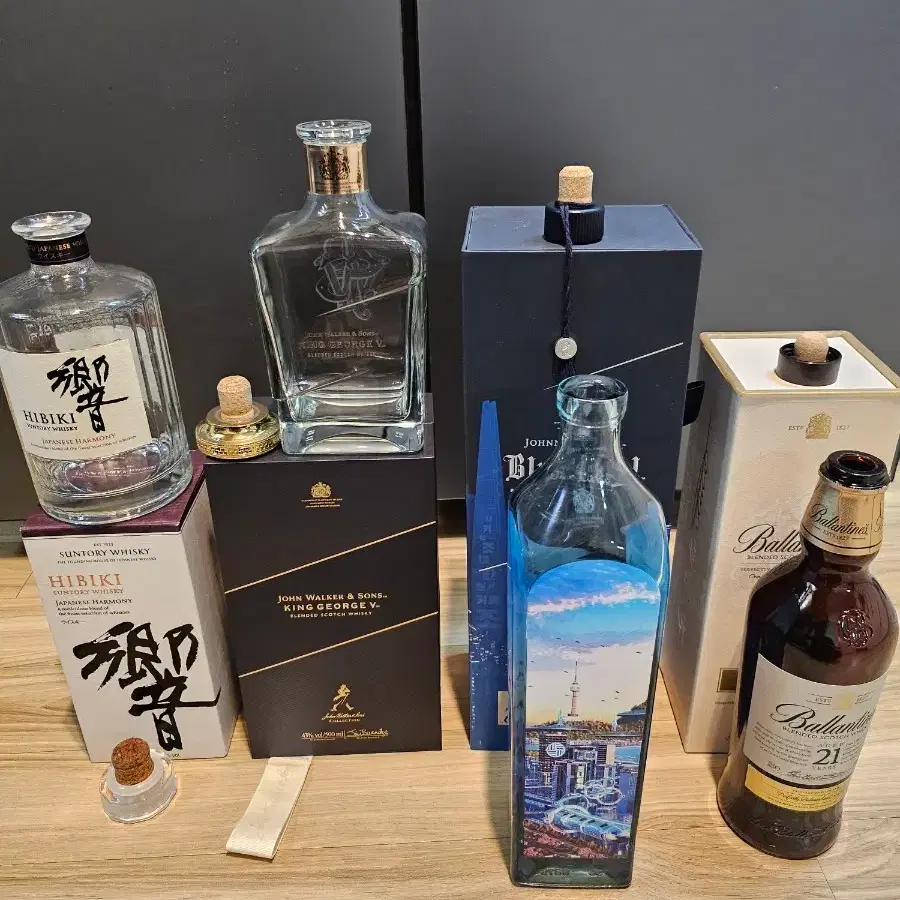 Hibiki / Johnnie Walker / Ballantine&#x27;s Whiskey Empty Bottles