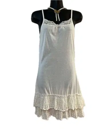 화이트 레이스 프릴 탱크탑