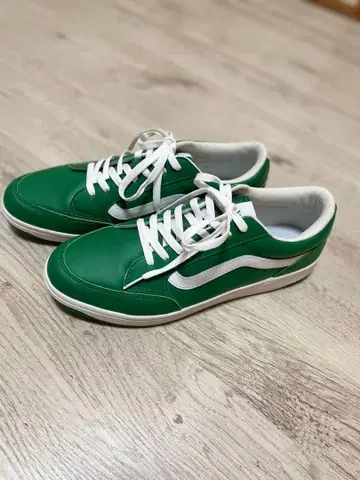 그린 컬러 합성 피혁 로우컷 스니커즈