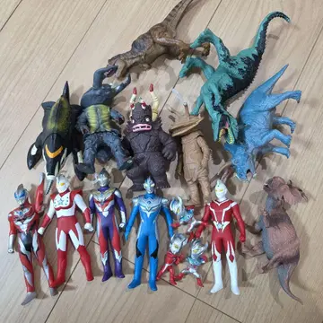 울트라맨 피규어 세트와 공룡