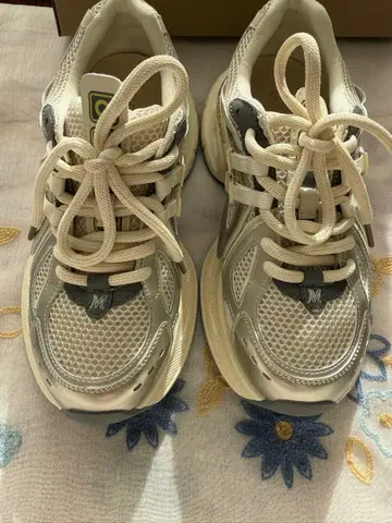 메쉬 스니커즈 크림색 M 로고 포함