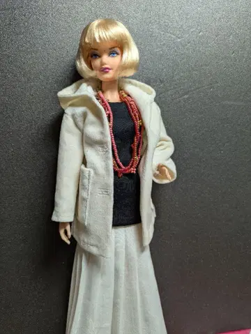 바비 화이트 후드 부착 코트와 스커트 세트