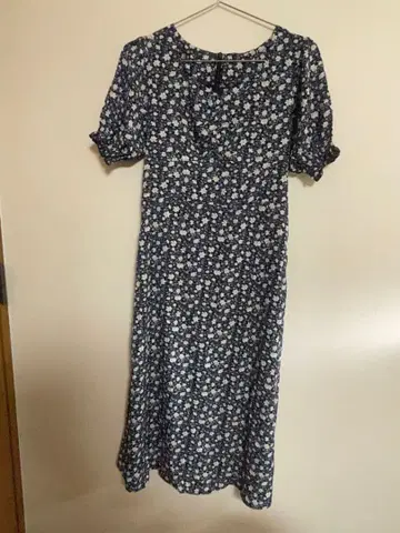 네이비 꽃무늬 반팔 무릎 기장 원피스