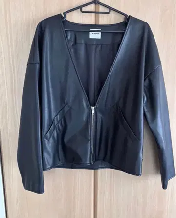 JEANASIS 블랙 가죽 자켓 V넥