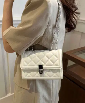화이트 퀼팅 숄더백