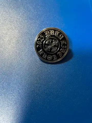 YUTA 랜덤 핀 배지 투어 로고