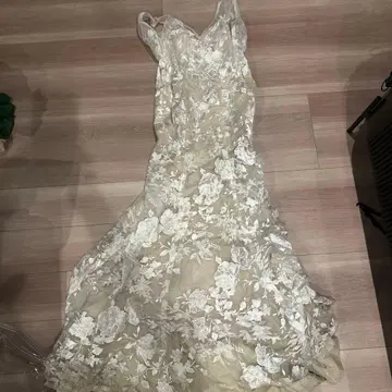 아이보리 꽃무늬 자수 슬리브리스 웨딩 드레스