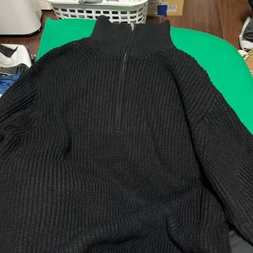 블랙 하이넥 니트 스웨터