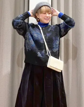 긴팔 가디건 블랙 블루 계열 스튜디오 클립