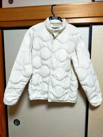 유니클로 울트라 라이트 다운 퀼팅 자켓 아이보리