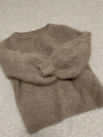 라쿤 니트 베이지 복슬복슬 벌룬 슬리브