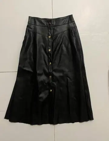 ZARA 블랙 가죽풍 버튼 플레어 스커트