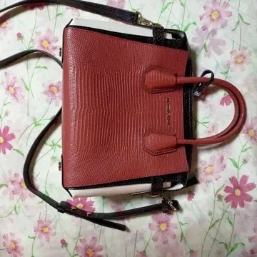 빨간색과 화이트의 크로커다일풍 숄더백