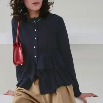 택 포함 미사용 새상품 M 사이즈 네이비 프릴 페플럼 니트 가디건